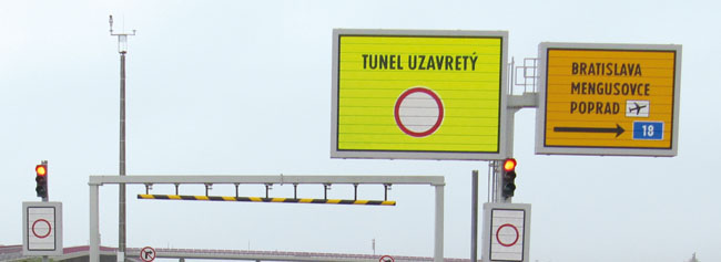 Premenné dopravné značenia upozorňuje vodičov na zmeny v doprave pred vjazdom do tunela